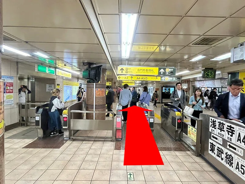 浅草駅の改札を出て、出口A5に向かってください。