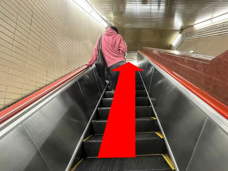 エスカレーターに上がってください。