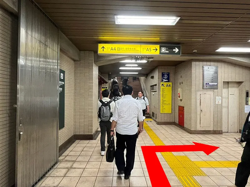 看板を見ながら、出口A5方向に進んでください。