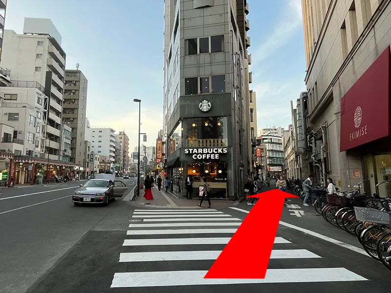 スタバの右側に向かってください。