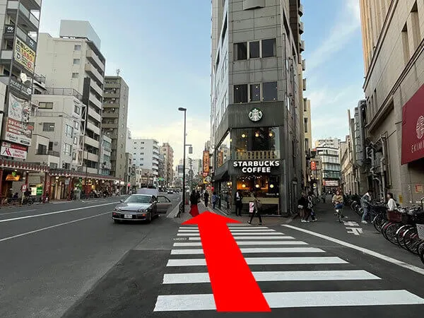 スタバの左側に向かってください。