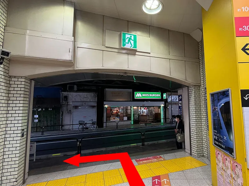 駅を出たら、左側に向かってください。