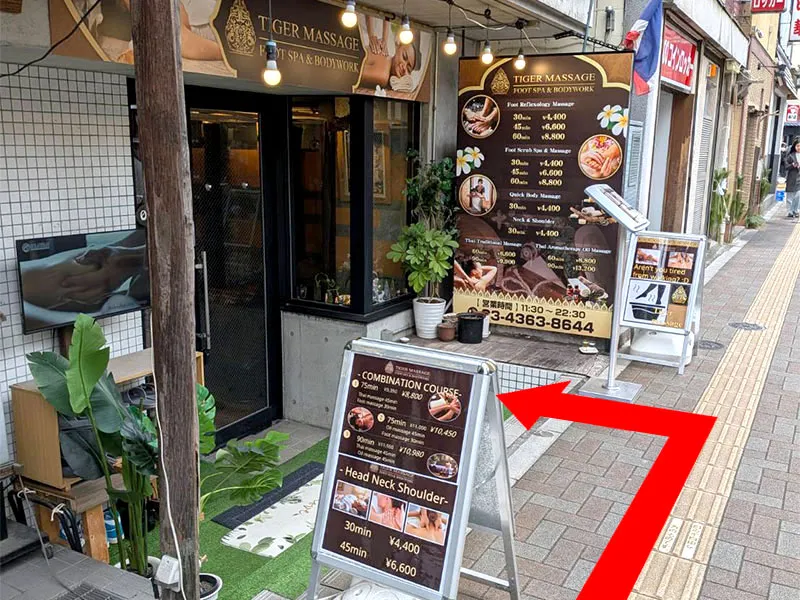 花川戸マンションは左側にあります。