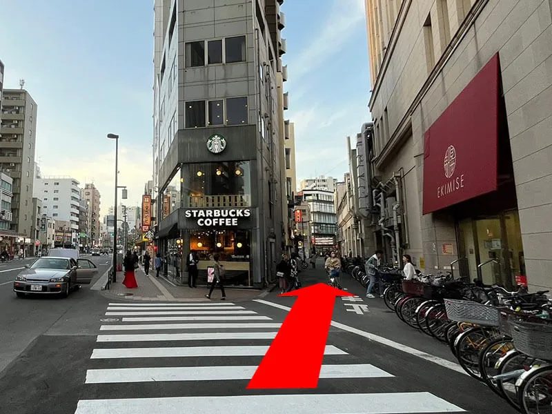 スタバの右側に向かってください。