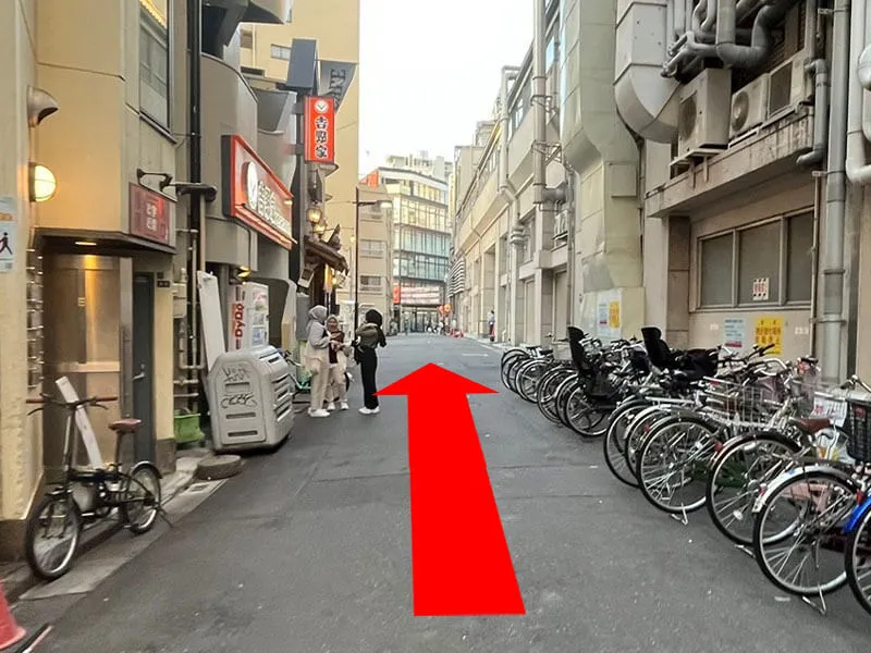 真っすぐ進んでください。