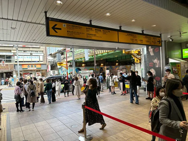 JR山手線 新大久保駅 出口に進んでください。