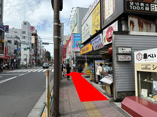 真っ直ぐ歩きます。