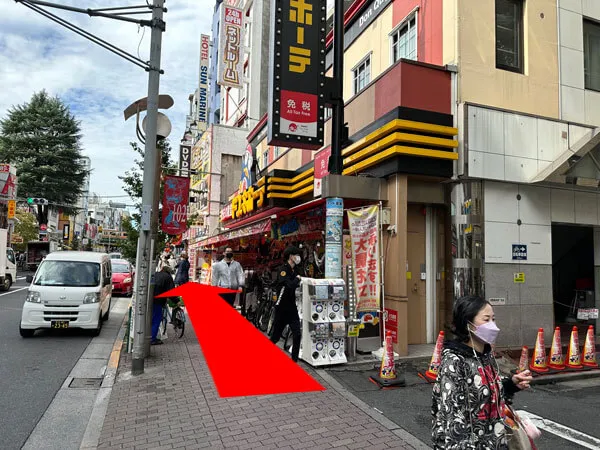 右側に「ドンキホーテ」があり、真っ直ぐ進んでください。