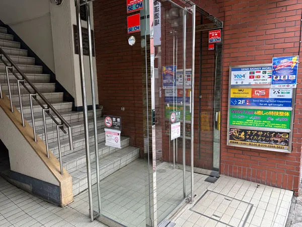 お店はこちらのビルの4階にあります。