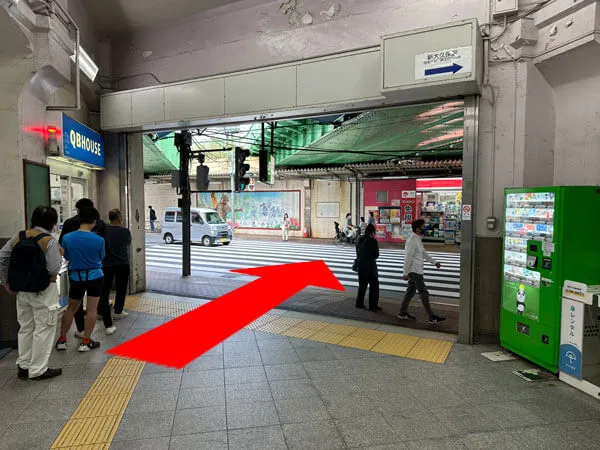 大久保駅 北口から出ますと横断歩道を渡ってください。