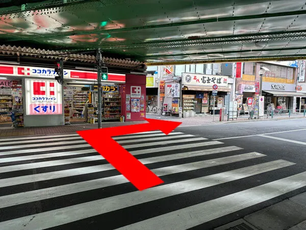 渡って右方向へ進んでください。