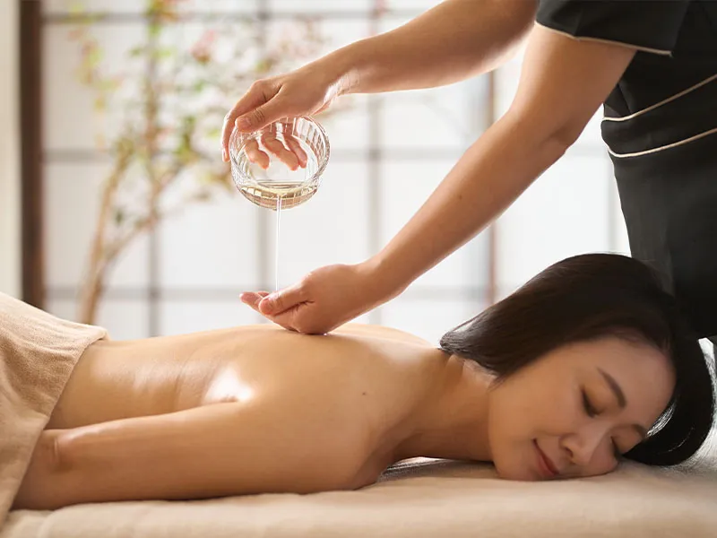 タイアロマオイルマッサージ Thai Aromatherapy Oil Massage